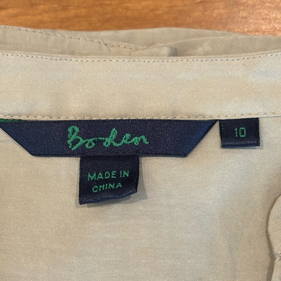 BODEN SILK BLOUSE WOMEN’S SIZE 10 EUC 100% SILK Pale Grey Gray V-Neck Ruffle 🩶 - Picture 10 of 16